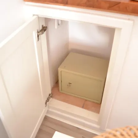 White Exclusive Bungalow. 2 Rooms, Garden & Pool. Сasa de vacaciones *